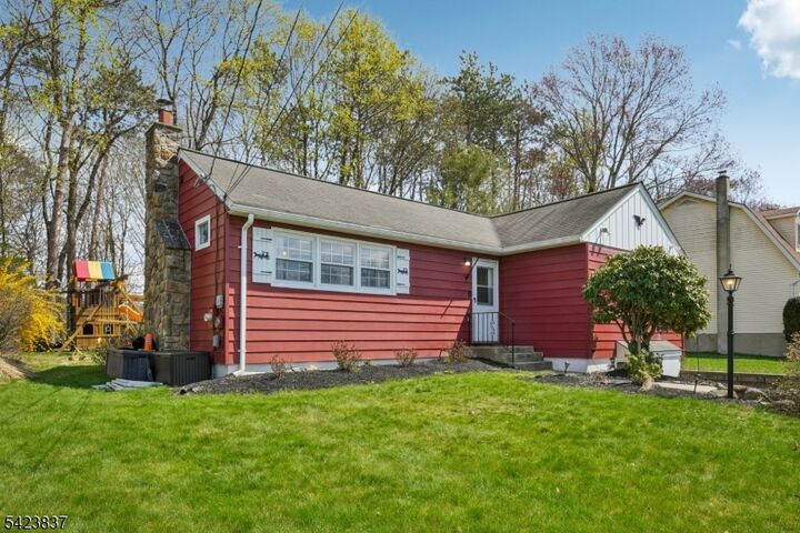 Property Photo:  9 Cottonwood Ct  NJ 07460 