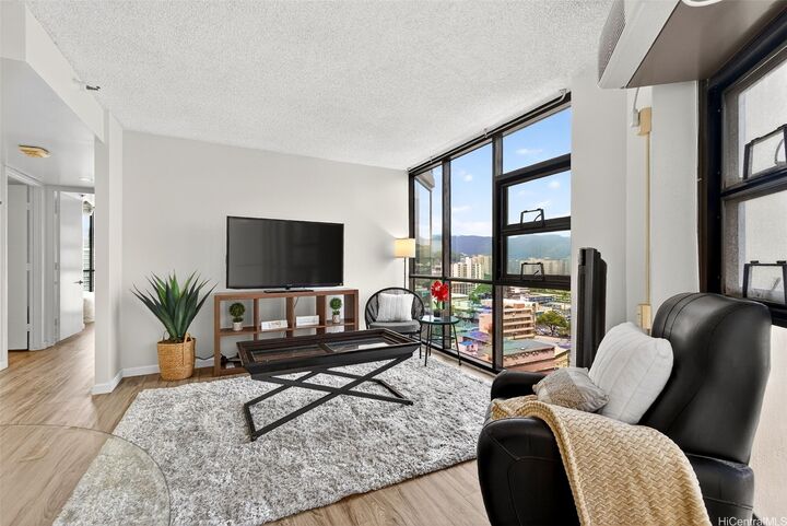 Property Photo:  930 Kaheka Street 1705  HI 96814 