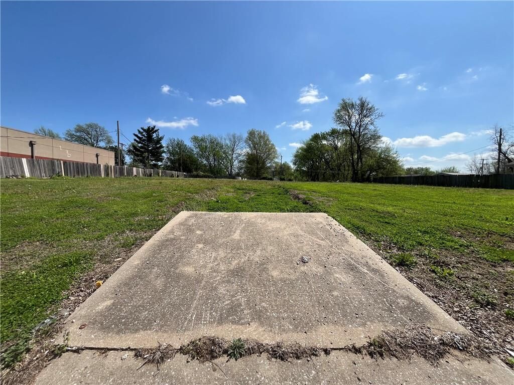 Property Photo:  2331 S Sterling Avenue  MO 64054 