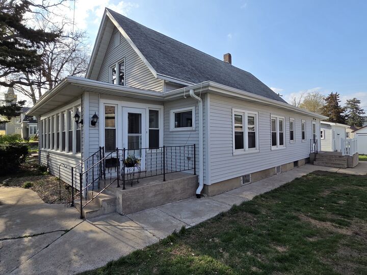 Property Photo: 124 E 4th Street IL 61362