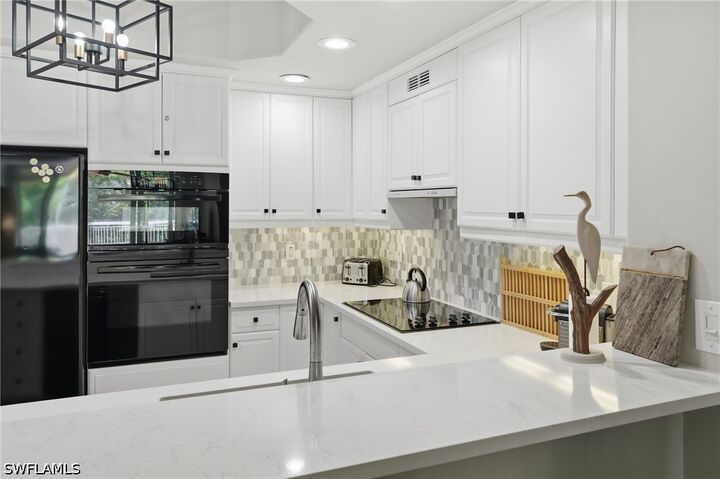 Property Photo: 2738 Tiburon Boulevard E B104 FL 34109