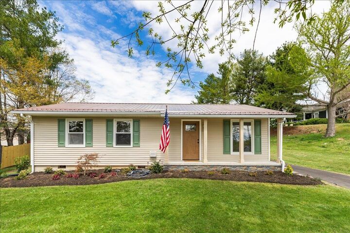 Property Photo:  490 Sunnyside Lane NE  VA 24073 