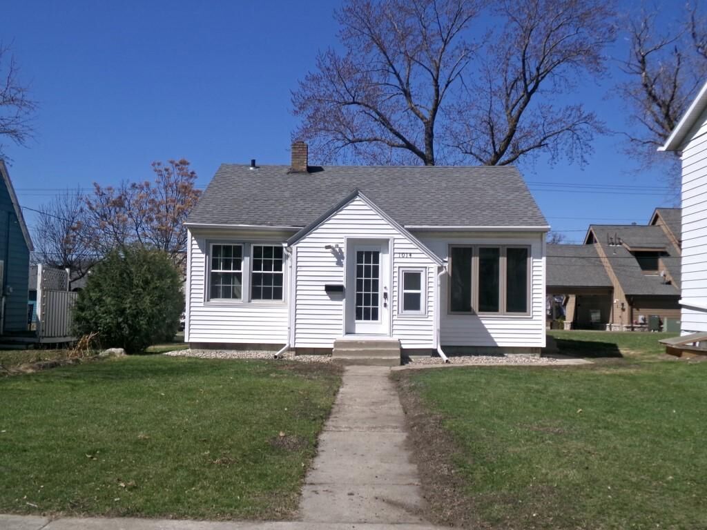 Property Photo:  1014 Hawthorne Street  MN 56308 