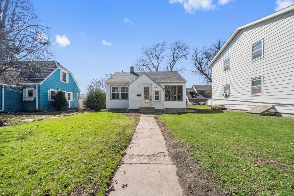 Property Photo:  1014 Hawthorne Street  MN 56308 