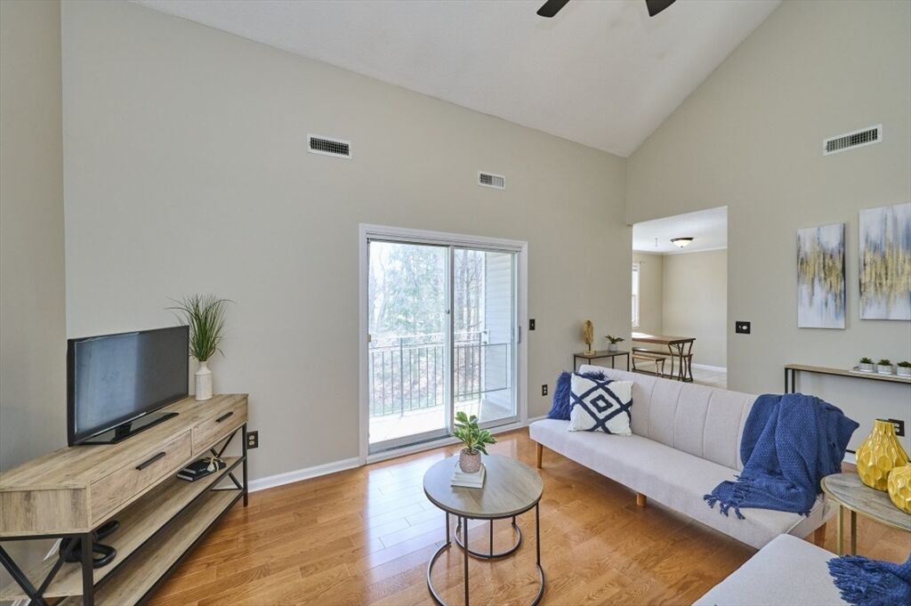 Property Photo:  124 Tennis Plaza Rd 42  MA 01826 