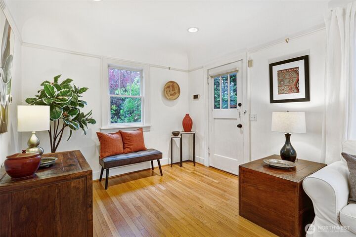 Property Photo:  7049  Ravenna Avenue NE B  WA 98115 