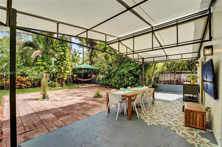 Property Photo:  1501 NE 35th St  FL 33334 