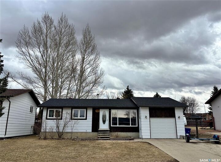 141 Stewart Crescent — photo 1