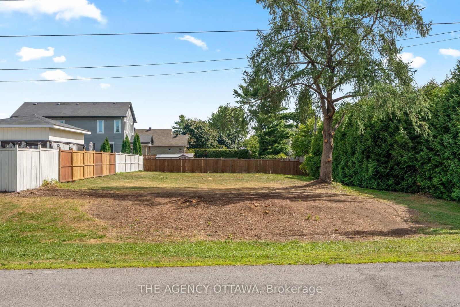 Property Photo:  9 Doris Avenue  ON K1T 3W8 
