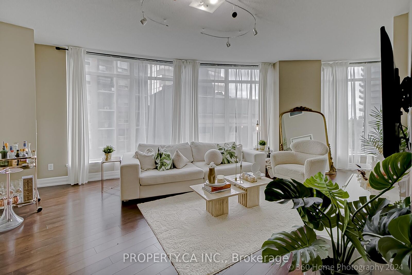 Property Photo: 8 Scollard Street 702 ON M5R 1M2