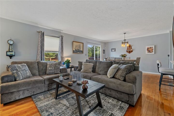 Property Photo:  1427 Yorktown Dr  PA 15055 