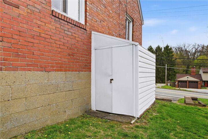 Property Photo:  824 Vilsack Rd  PA 15116 