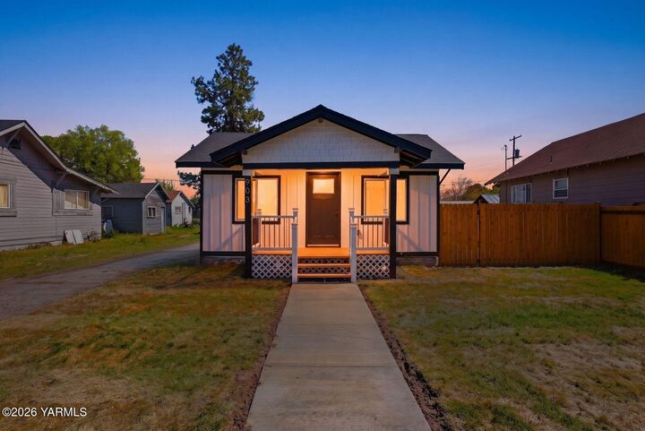 Property Photo:  903 S 11th Ave  WA 98902 