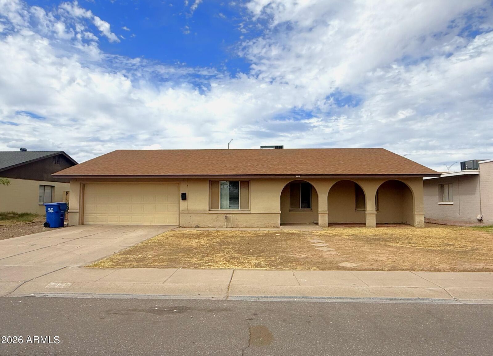 Property Photo:  1904 E Greenway Drive  AZ 85282 