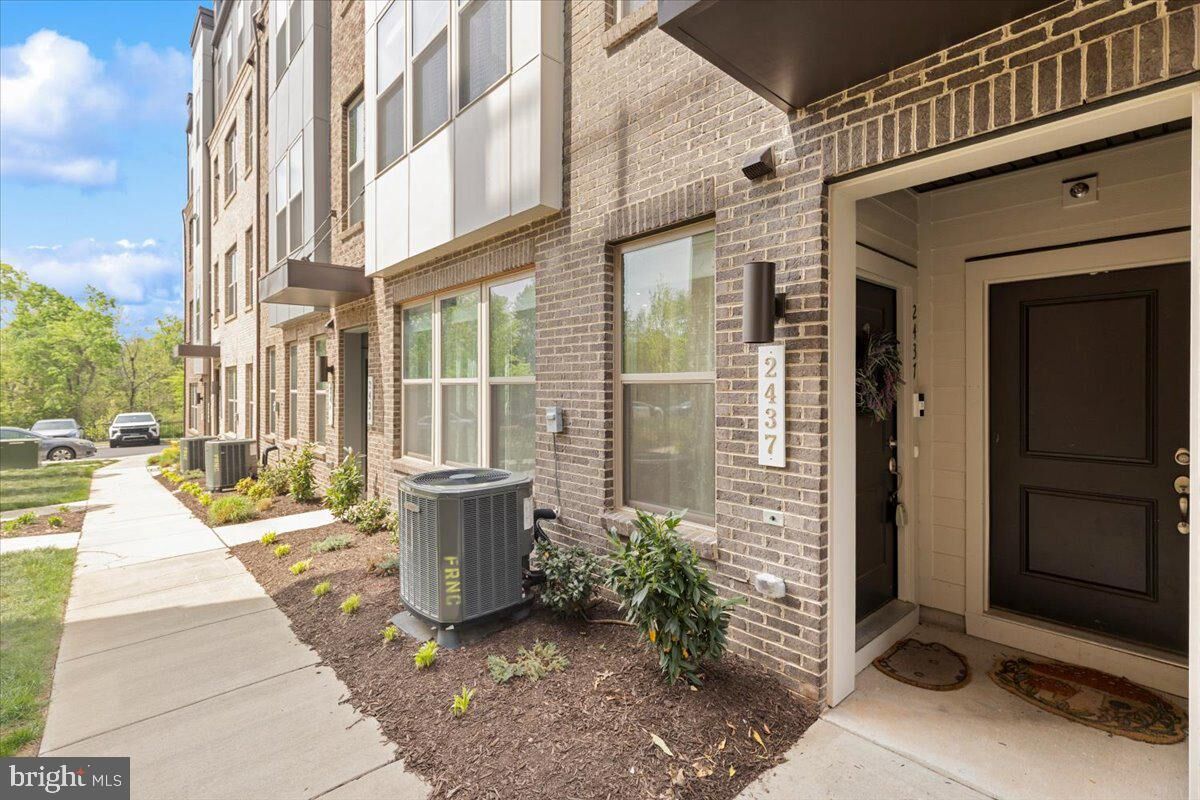 Property Photo:  2437 Silver Line Aly 69A  VA 20171 