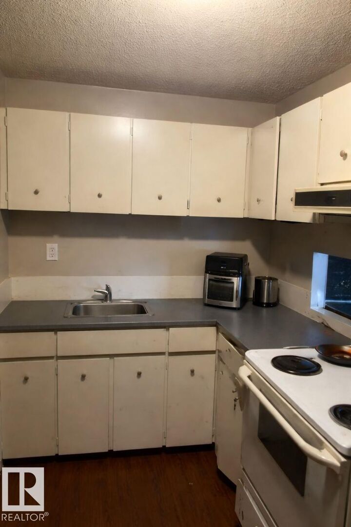 Property Photo: 3819 76 Street NW 4 AB T6K 2P9