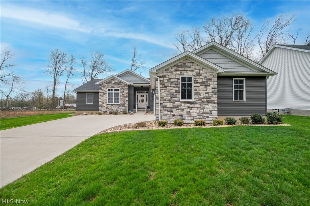 Property Photo:  95 Muirfield Drive SE  OH 44484 