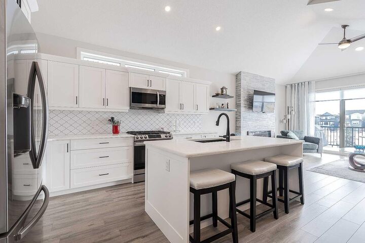 Property Photo:  511 Kingsmere Way SE  AB T4A 0X9 