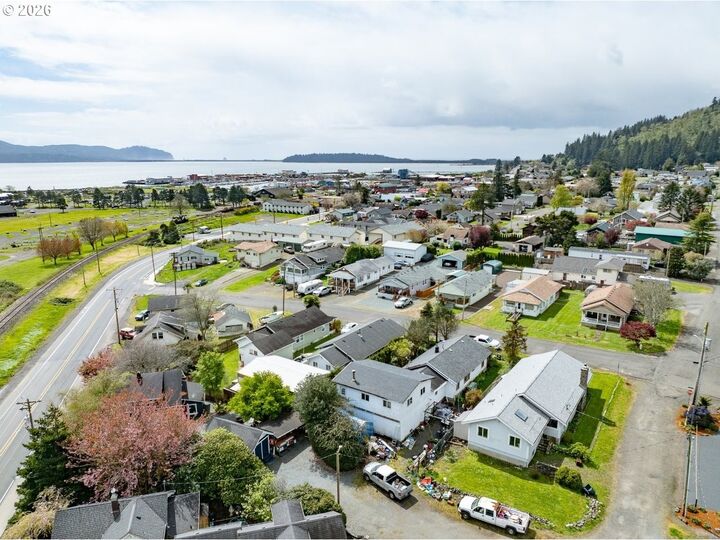 Property Photo:  308 1st St  OR 97118 