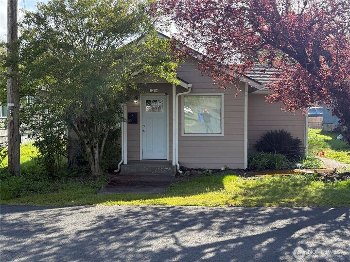 Property Photo:  1216 N 1st Avenue  WA 98626 