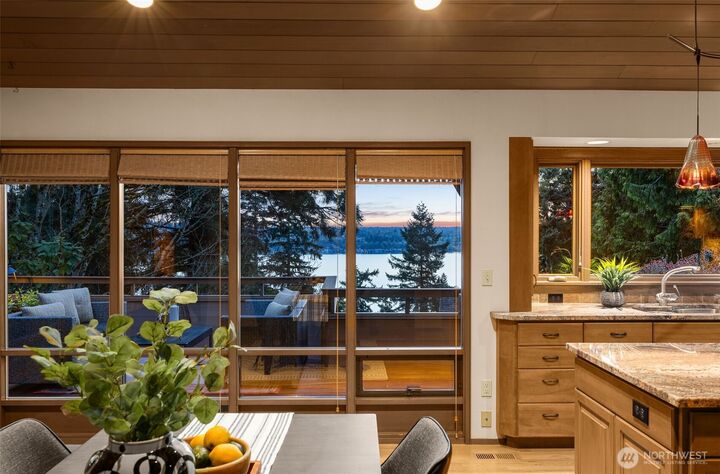 Property Photo:  8440 W Mercer Way  WA 98040 