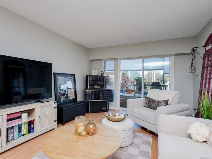 Property Photo: 1537 Morrison St #304 BC V8R 4K1