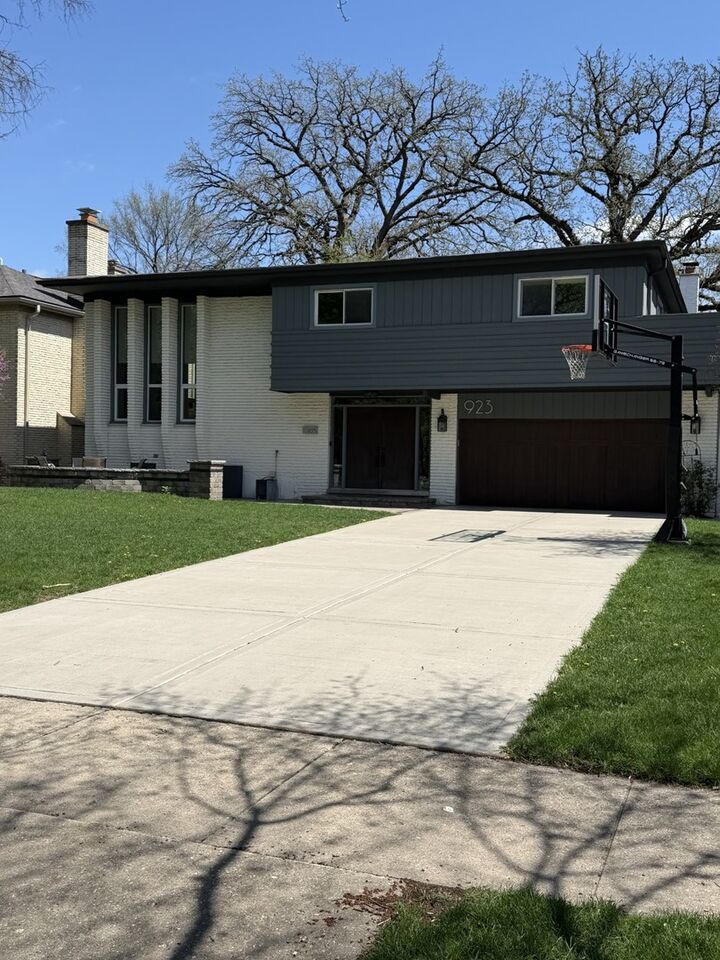 Property Photo:  923 Park Avenue  IL 60305 