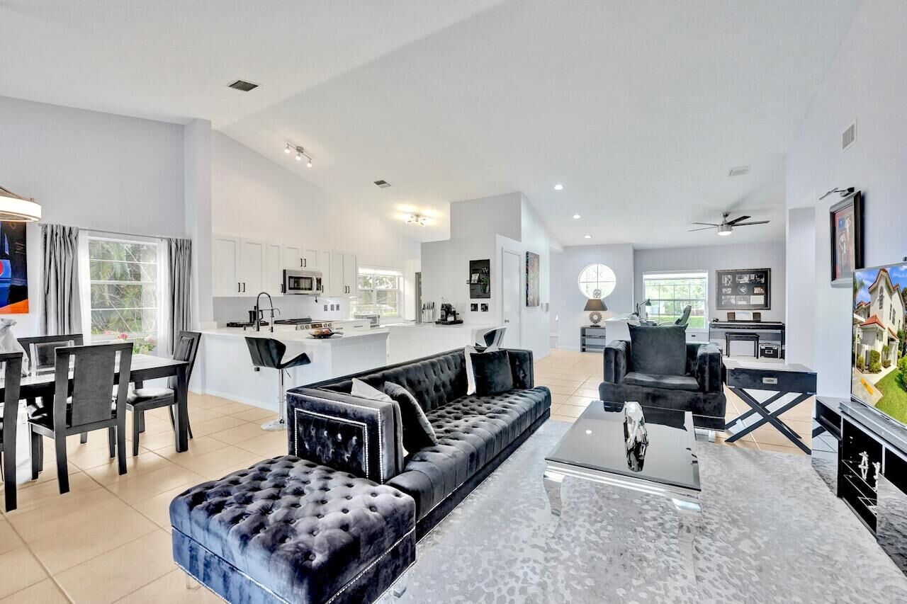 Property Photo: 7669 Springwater Place 202 FL 33437
