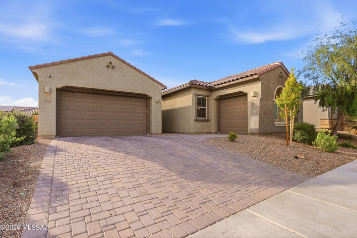 Property Photo:  10937 N Ledge Stone Drive  AZ 85742 