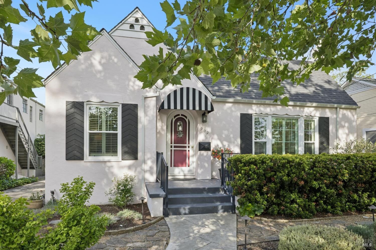 Property Photo:  909 Slater Street  CA 95404 