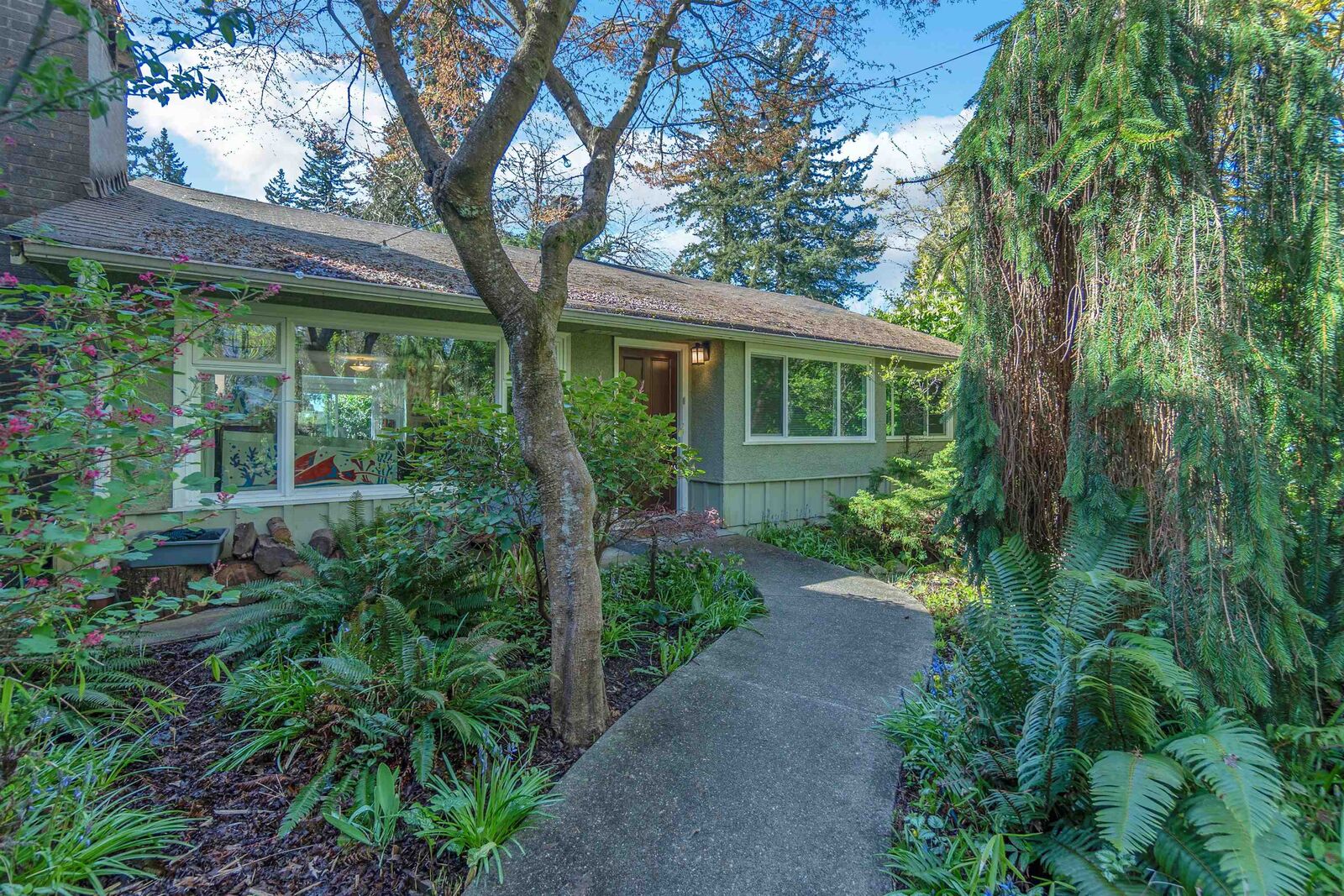 Property Photo: 825 W 20th Street BC V7P 2B5