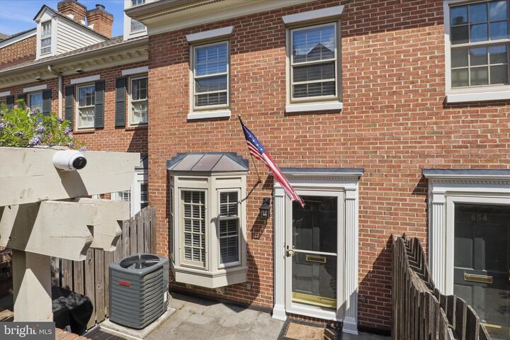 Property Photo:  652 S Columbus Street  VA 22314 