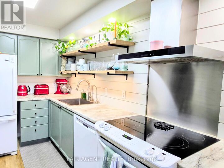 Property Photo:  20 Huron Street North 25  ON N4X 1C5 