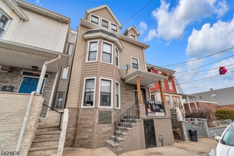 Property Photo:  25 Oak St 2  NJ 07501 