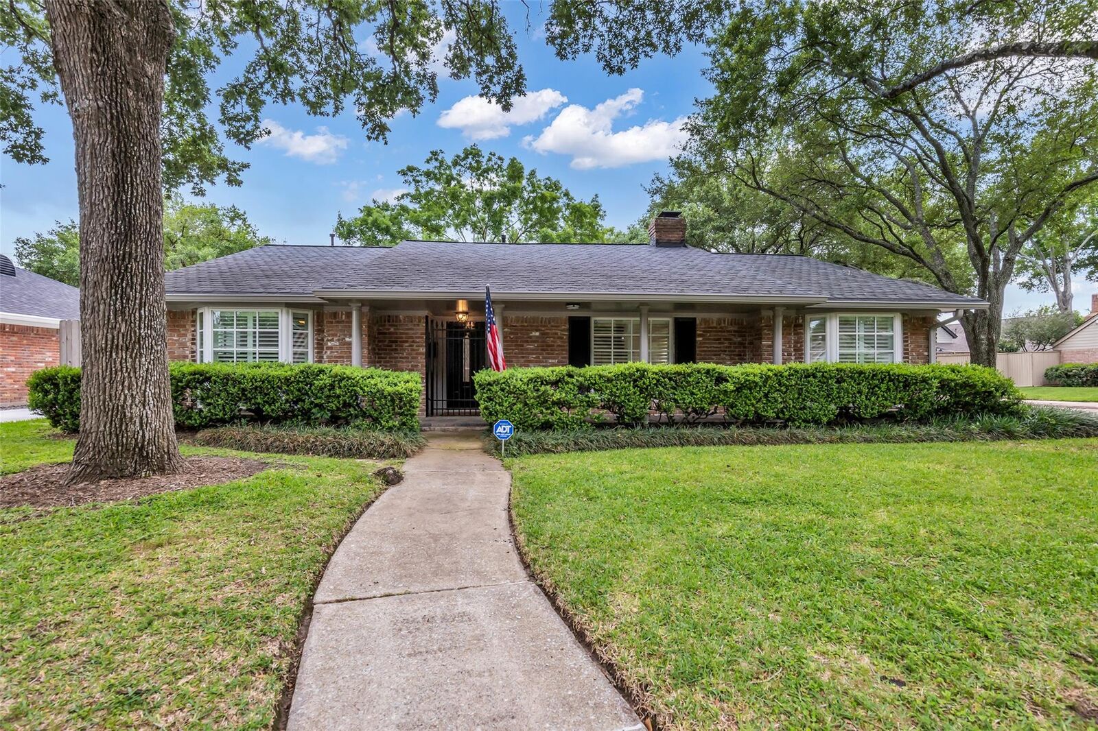 Property Photo: 10051 Meadow Lake Lane TX 77042