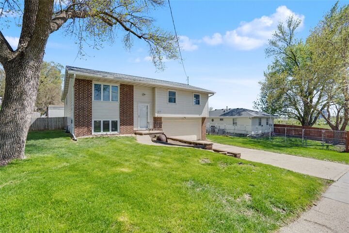 Property Photo:  625 Schaffer Boulevard  IA 50327 