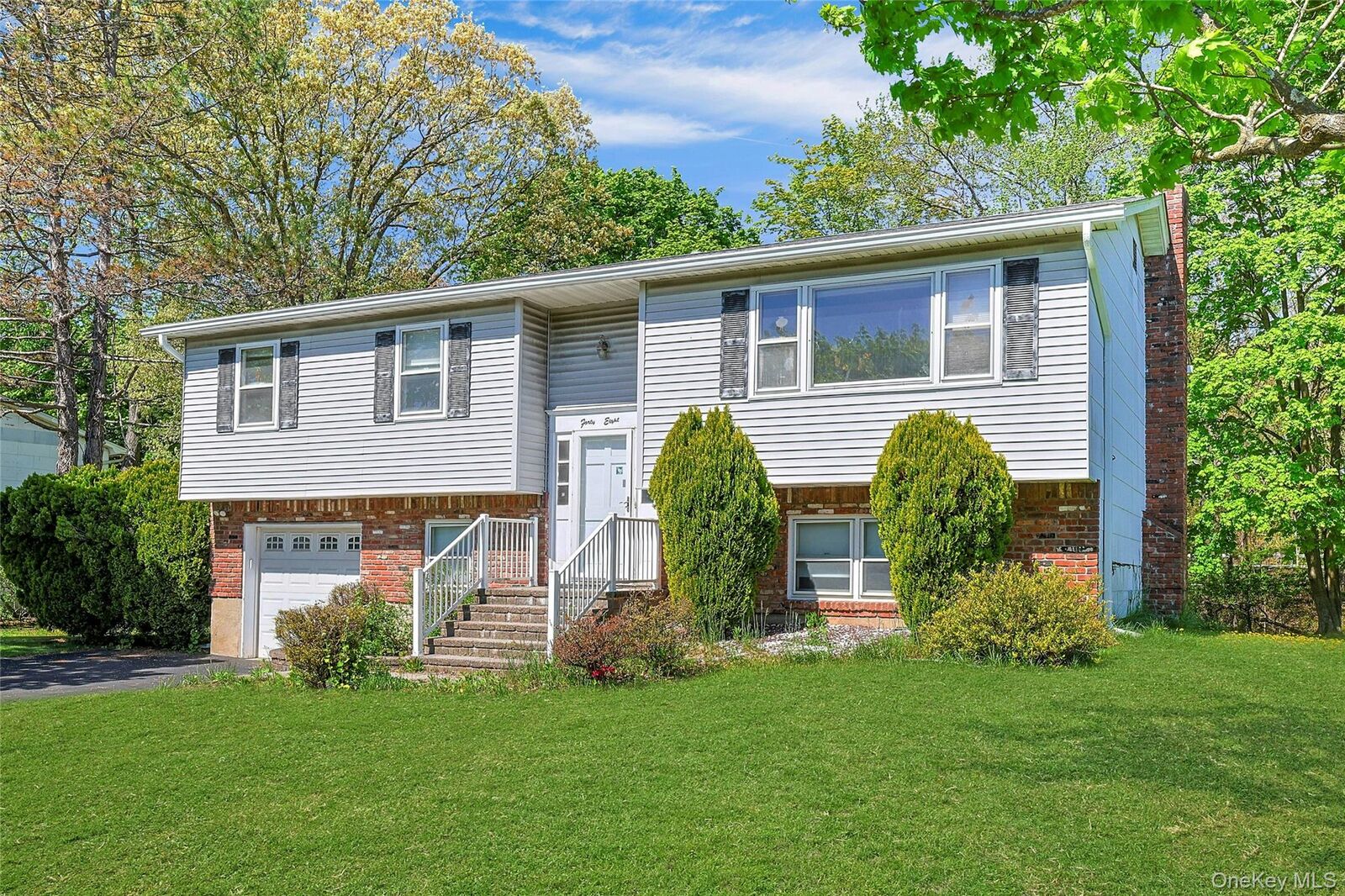 Property Photo:  48 Lake Nanuet Drive  NY 10954 