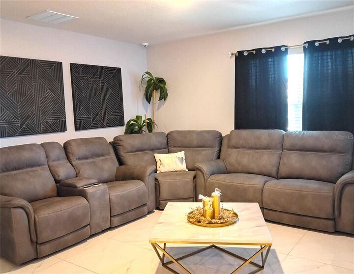 Property Photo:  531 Glade Court  FL 34758 