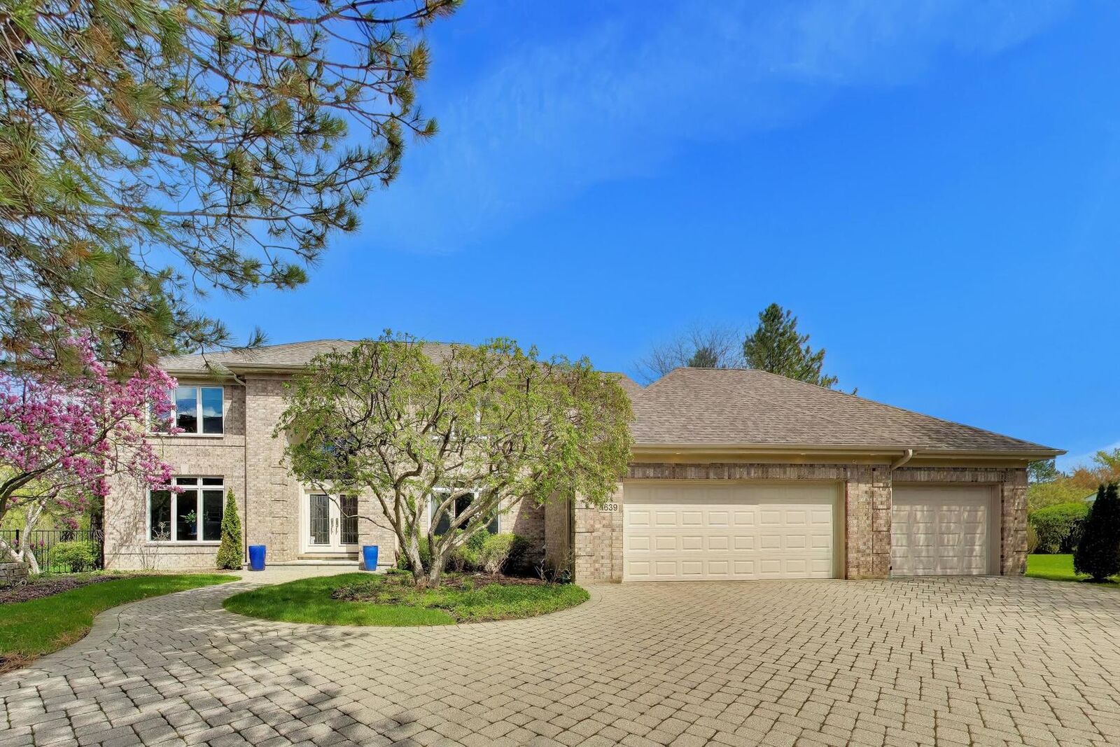 Property Photo: 1639 Thornwood Lane IL 60035