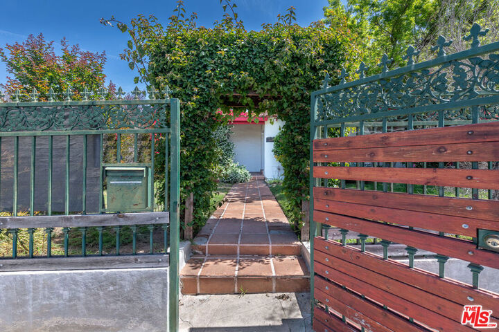 Property Photo:  2008 S Bedford Street  CA 90034 