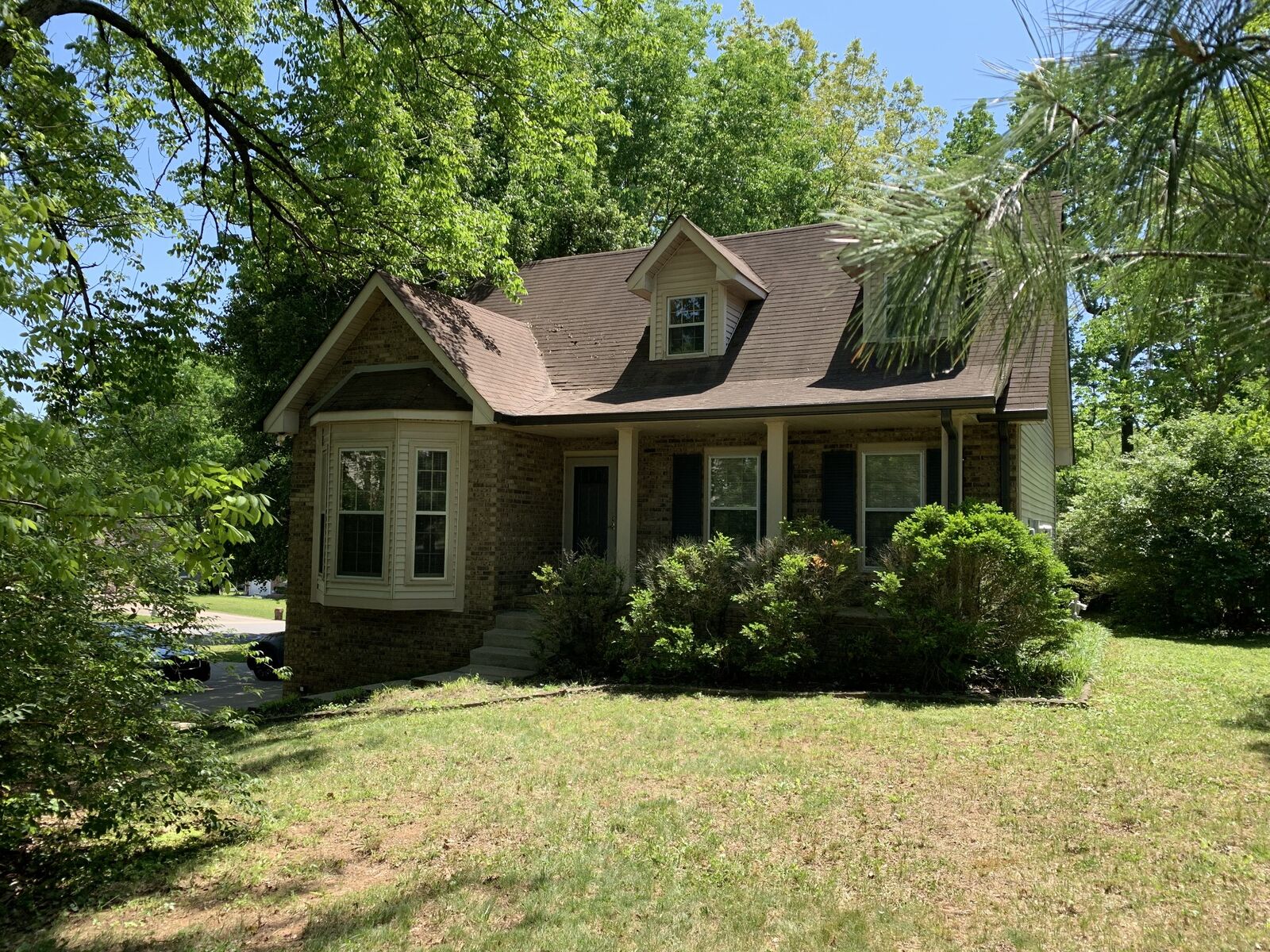 Property Photo: 136 S Richview Rd TN 37043