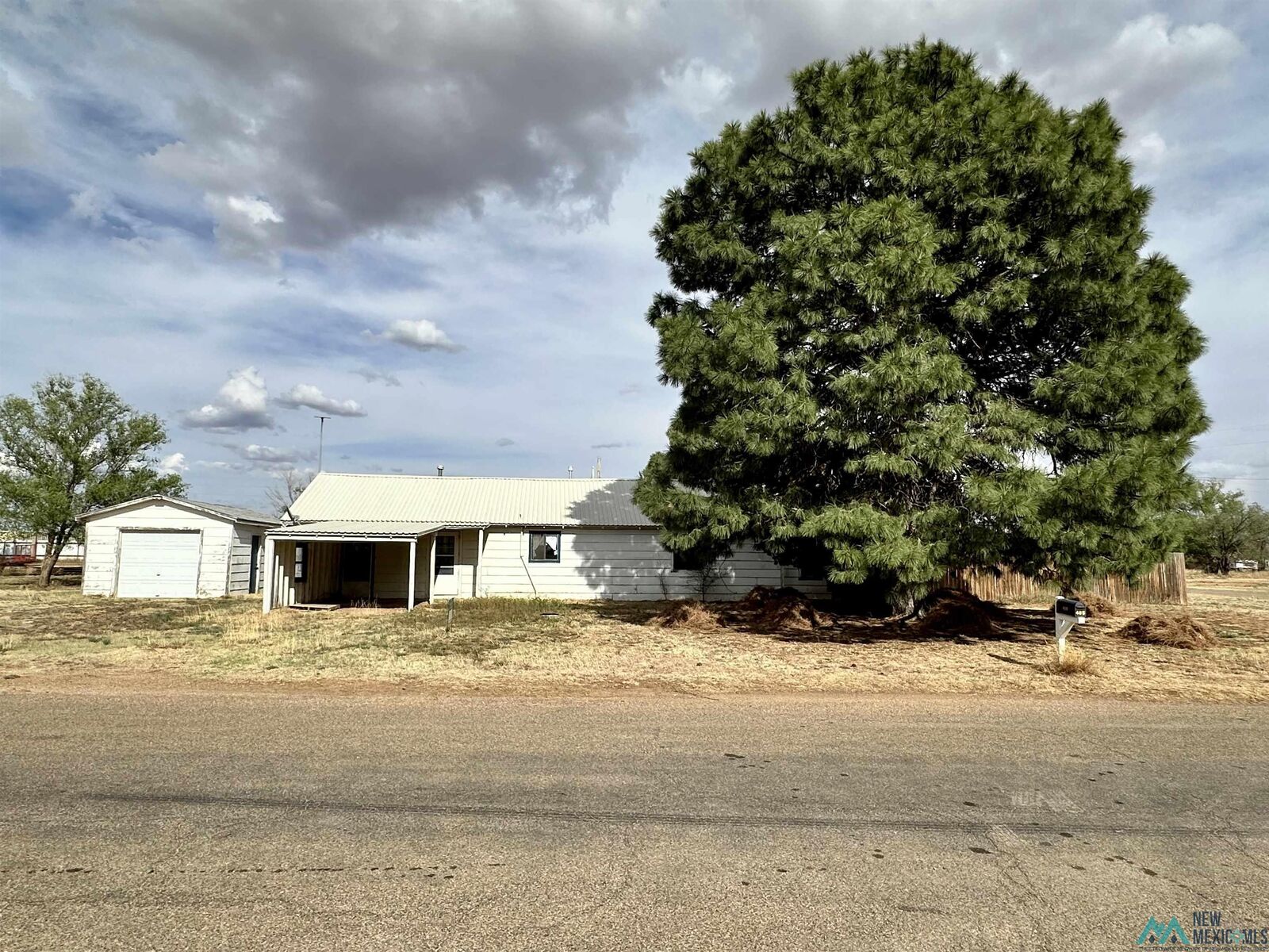 Property Photo:  405 N 8th Street  NM 88124 