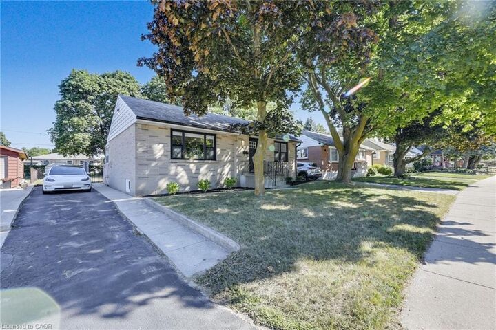 Property Photo: 18 Tweedsmuir Avenue ON N5W 1K5