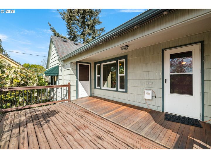 Property Photo:  5307 SE Lincoln St  OR 97215 