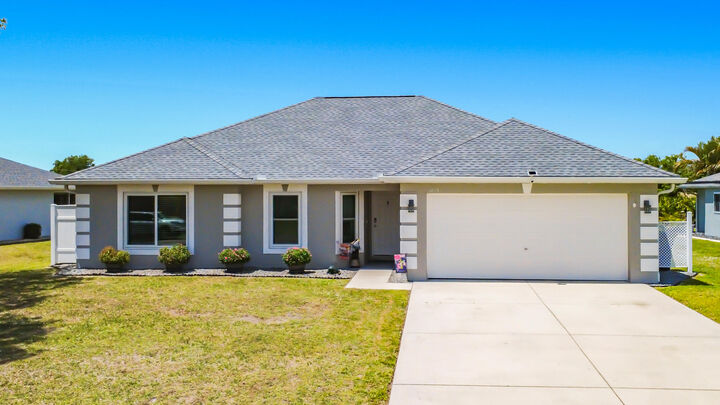 Property Photo:  1658 Blue Lake Circle  FL 33983 