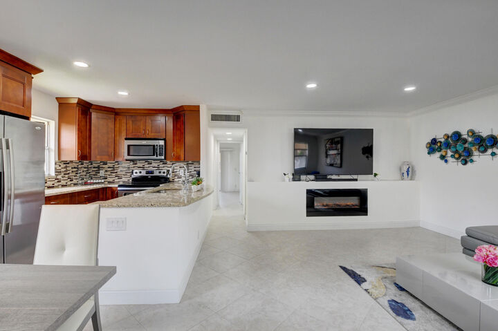 Property Photo: 468 Saxony Way FL 33446