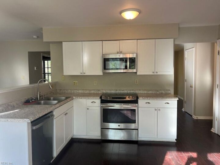 Property Photo:  8 Sumner Ct  VA 23168 