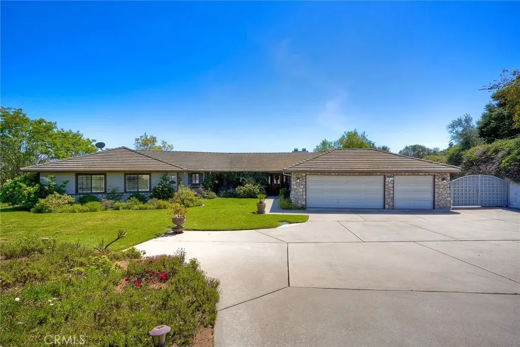 Property Photo:  1923 Vista Del Norte  CA 92028 