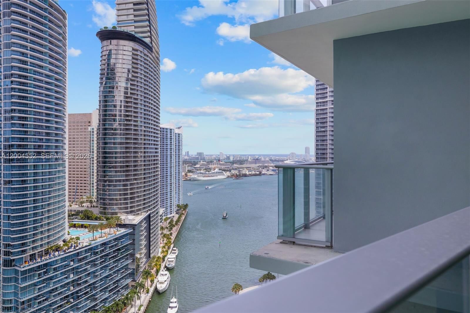 Property Photo:  77 SE 5th St 3205  FL 33131 