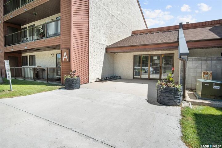 Property Photo: 4040 8th Street E 115A SK S7H 5L4